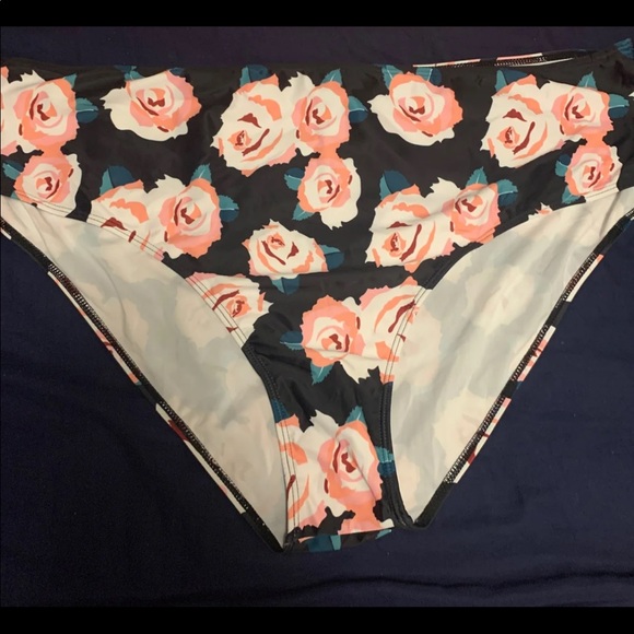 Cold shoulder plus bikini - Picture 3 of 5